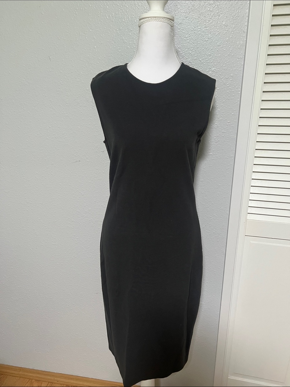 Vince Gray Sheath Dress Size M – Sleek Slimming Fit, Travel Friendly